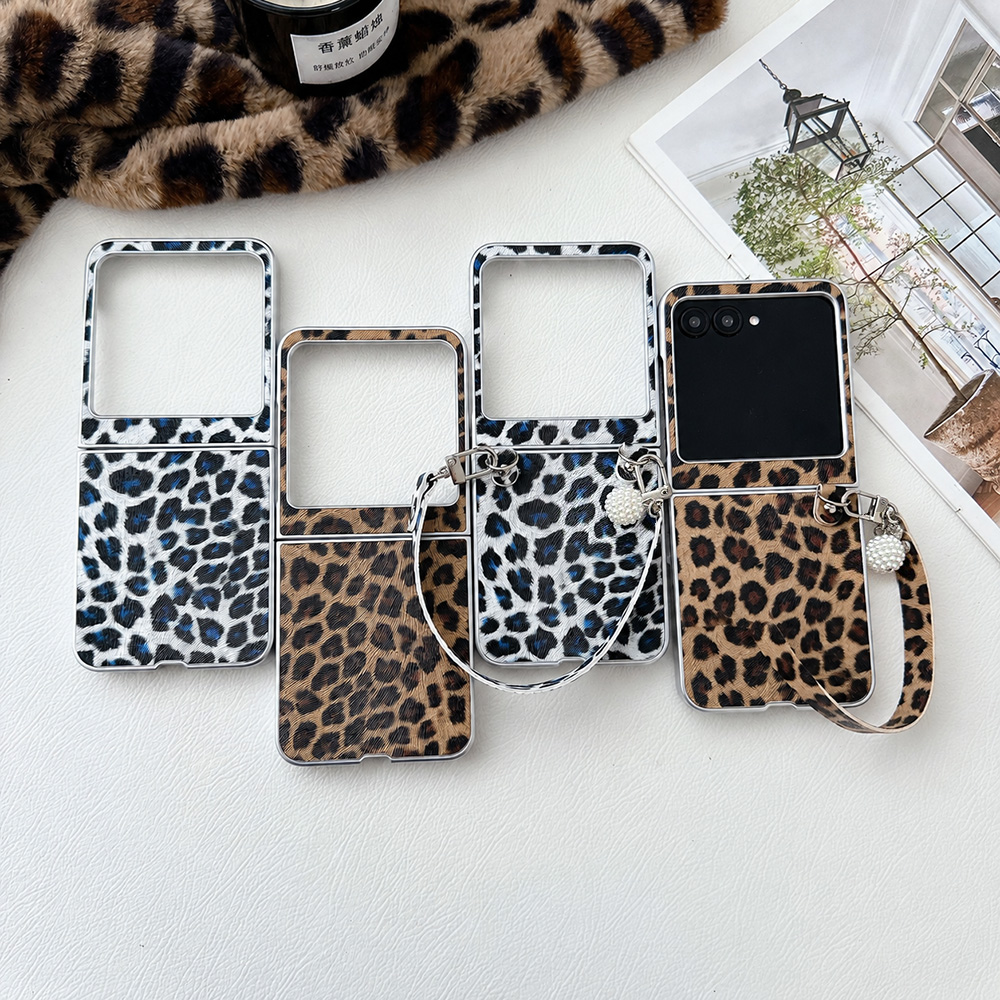 Photography Product - Casing Ponsel Lipat Motif Macan Tutul